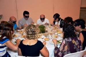 Comensales disfrutando 'a ciegas' de la 'Cena de los sentidos' que se celebró en Toledo