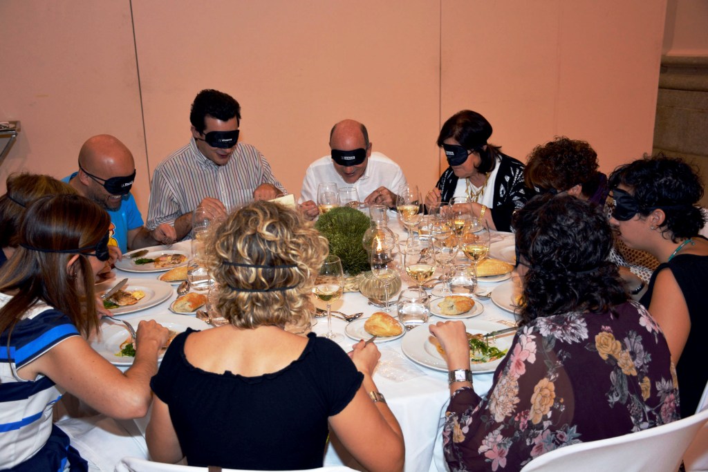 Comensales disfrutando 'a ciegas' de la 'Cena de los sentidos' que se celebró en Toledo
