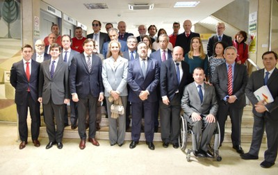 Doña Elena, en primera fila, entre Miguel Caraballeda y José Ramón Lete, junto al resto de miembros de la Asamblea