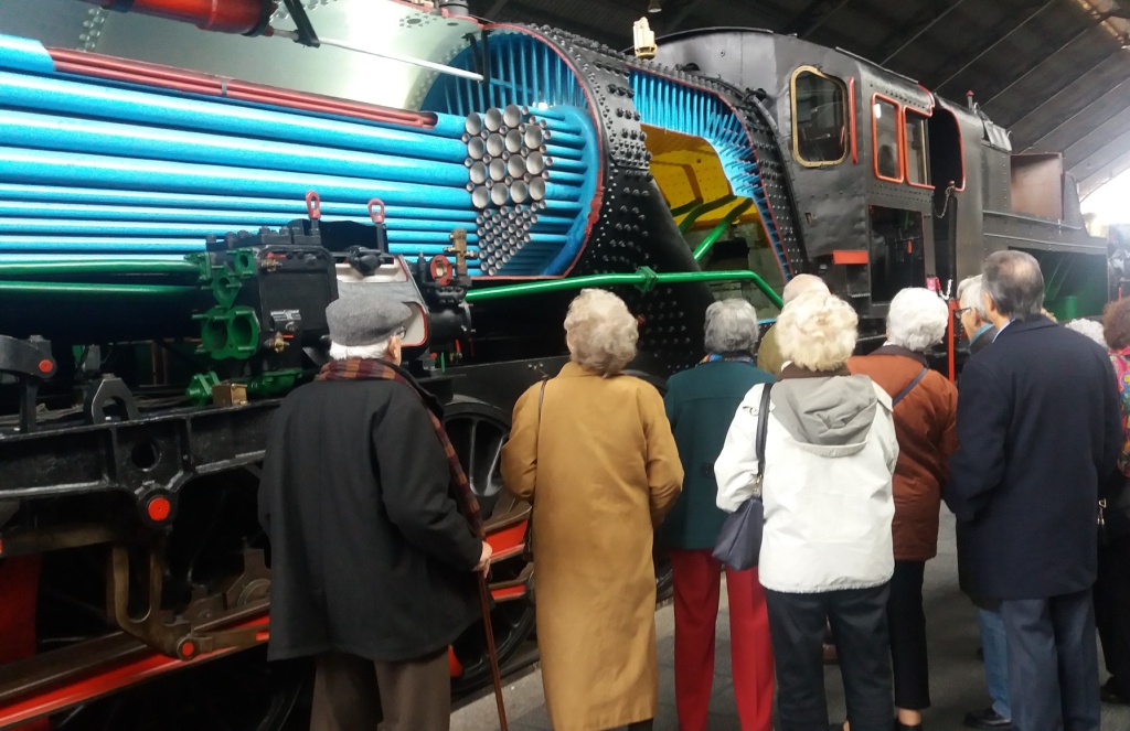 El grupo de mayores durante su visita al museo