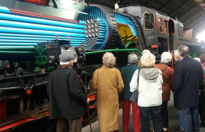 El grupo de mayores durante su visita al museo