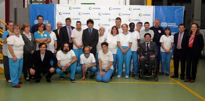 Garces y Fanjul junto a los responsables de la ONCE, su Fundación y trabajadores y directivos de la lavandería de Vallecas