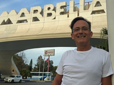 José María, a la entrada de Marbella, donde reside y ejerce la venta de juegos de la ONCE