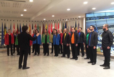 La Coral Allegro en la sede del Parlamento durante la actuación del día 30 de noviembre por la mañana