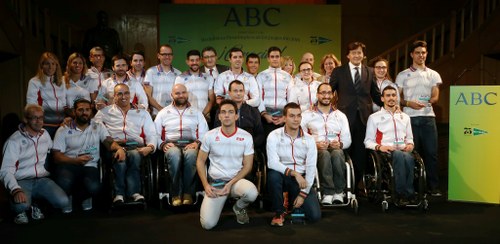 Los deportistas paralímpicos con los responsables de ABC en la sede del diario