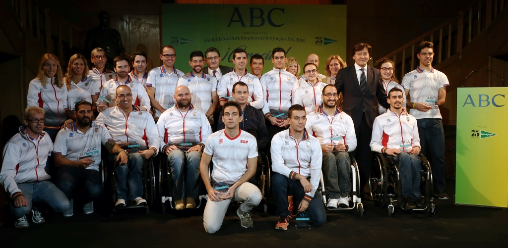 Los deportistas paralímpicos con los responsables de ABC en la sede del diario