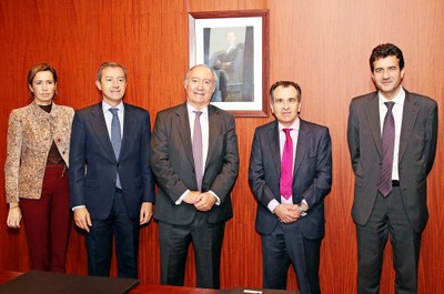 Los representantes de ambas entidades posan tras la firma del convenio