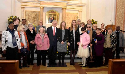 Los responsables de la ONCE valenciana, con Patricia Sanz y las homenajeadas en la región