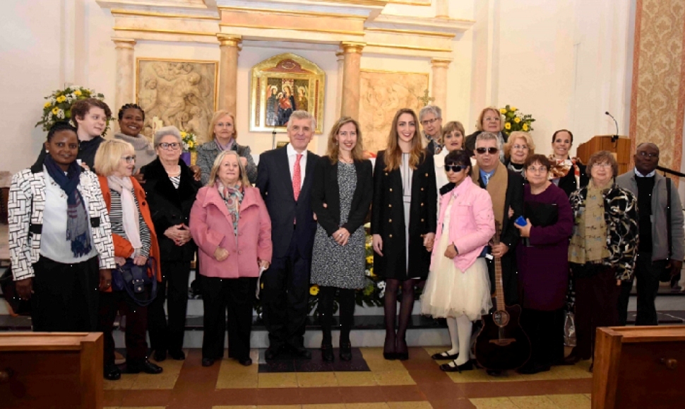 Los responsables de la ONCE valenciana, con Patricia Sanz y las homenajeadas en la región