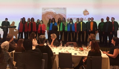 Momento de la actuación de la Coral en la cena de gala