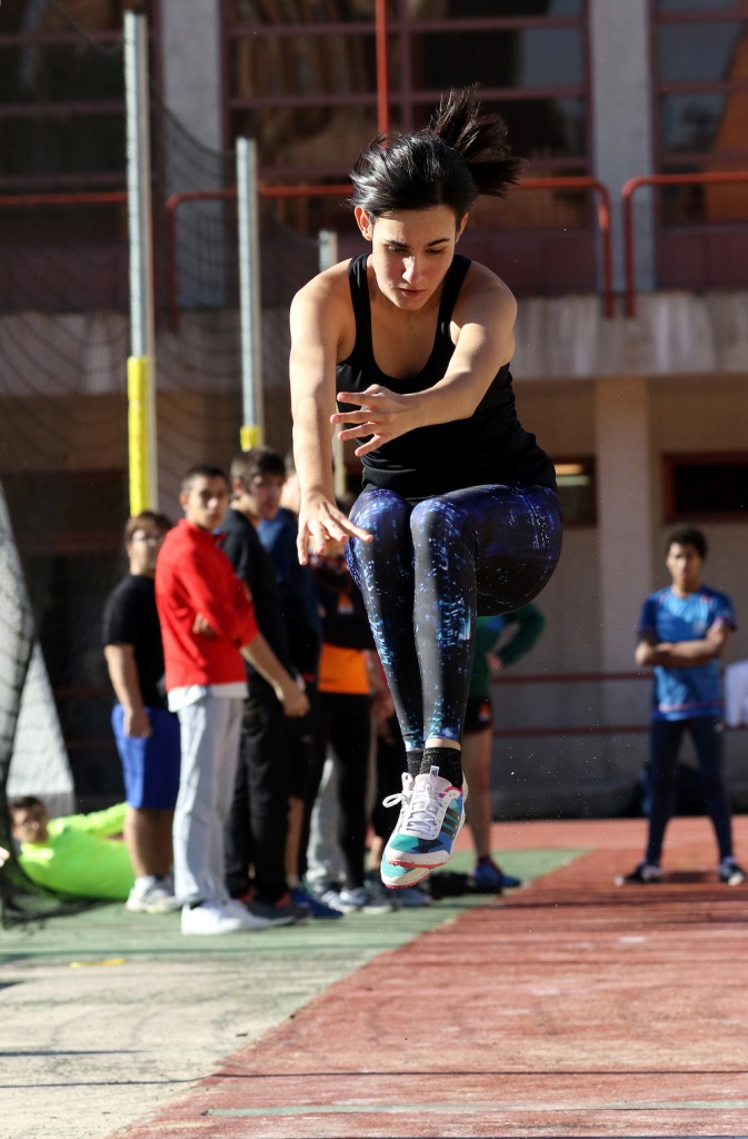 Una joven afiliada probando el salto de longitud