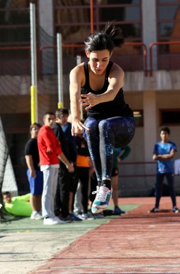 Una joven afiliada probando el salto de longitud
