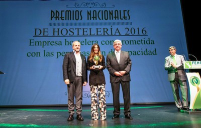 Responsables de ILUNION Hotel recogiendo el galardón en Toledo