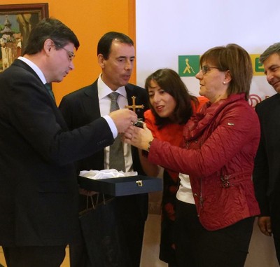 Sanjurjo y la consejera de Bienestar del Principado, Pilar Varela, entregan a los responsables de la ONCE asturiana (en el centro) una réplica de la Cruz de la Victoria de Asturias