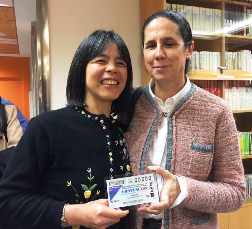 Silvia Quan y Ana Peláez con el cupón dedicado a la Convención