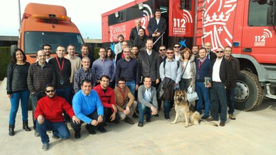 Trabajadores de ILUNION IT Services, con miembros del 1-1-2 valenciano
