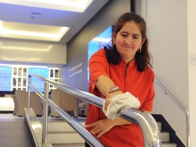 Una limpiadora de ILUNION Facility Services durante le desempeño de su tarea laboral