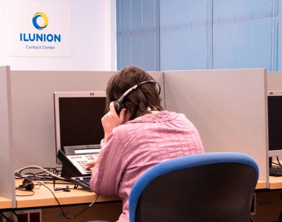 Una operaria de ILUNION Contact-Center atendiendo llamadas