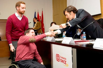 Alberto Durán entrega su beca a un estudiante en silla de ruedas