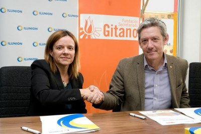 De izquierda a derecha, aparecen la directora de Recursos Humanos y Medios de ILUNION, Paola del Río, y el director de la Fundación Secretariado Gitano, Isidro Juan Rodríguez Hernández. 