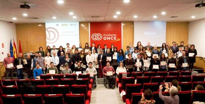 Foto de familia de todos los becados junto a autoridades y representantes institucionales