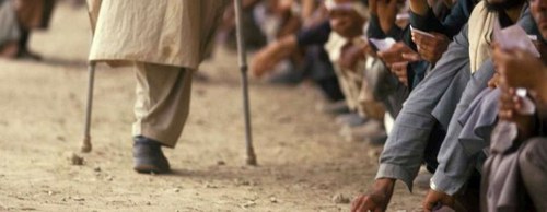 Imagen de las piernas de una persona con discapacidad en un campo de refugiados (Foto ACNUR)