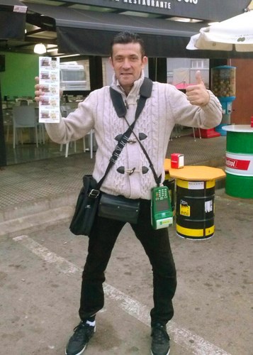 José Manuel Pintado muestra los productos de juego de la ONCE, que vende con orgullo