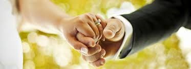 Las manos entrelazadas de una pareja de novios