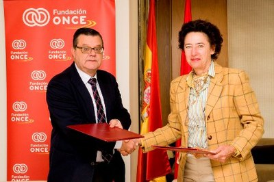 Martínez Donoso (a la izquierda) y Anunciada Fernández de Córdova, tras suscribir el acuerdo