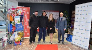 Representantes de ILUNION y de Traperos de Emaus posan con los juguetes donados