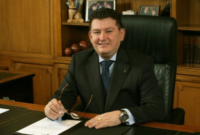 Sánchez, sentado en su mesa de trabajo