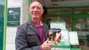 Fernando Forte muestra la portada de su libro Fernando Forte muestra la portada de su libro