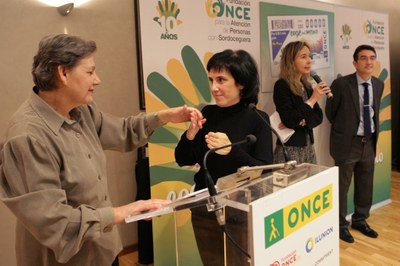 Momento del acto de presentación del cupón conmemorativo de FOAPS