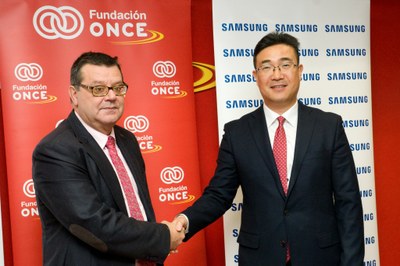 Martínez Donoso con el representante de Samsung España, Young Soo Kim
