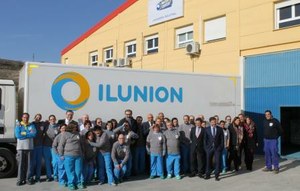 El consejero posa, a las puertas del centro, junto a la plantilla de la lavandería de ILUNION en Huete