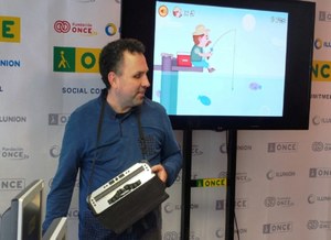 El instructor tiflotécnico de la ONCE en Valencia, durante la demostración del funcionamiento de los juegos 