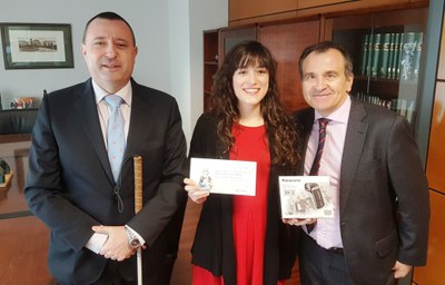 Esther González luce sus galardones entre Luis Miguel López (izquierda) y Luis Natalio Royo