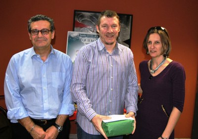 José Francisco Calvo, entre el delegado y la presidenta territoriales aragoneses, con su premio en las manos