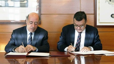Juan Romo (a la izquierda) y Martínez Donoso firman el acuerdo