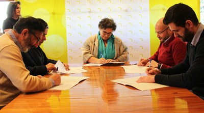 Milagros Otero (en el centro) firma el acuerdo con los representantes de las organizaciones gallegas de la discapacidad
