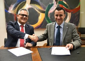 Peus (a la derecha) y Ángel Luis Gómez tras rubricar la renovación del convenio