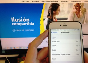 Primer plano de un smartphone con la aplicación de accesibilidad abierta en pantalla