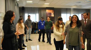 Alumnos de Turismo realizando un recorrido 'a ciegas' por las instalaciones del hotel