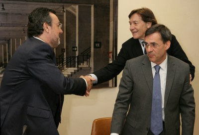 Carballeda (a la izquierda) saluda al nuevo secretario de Estado para el Deporte y presidente del CSD, José Ramón Lete, en presencia de Alberto Jofre