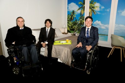 De izquierda a derecha, Jesús Hernández, Mario Garcés y Borja Fanjul, en la visita a una de las habitaciones adaptadas del 'hotel del futuro' expuesto en FITUR