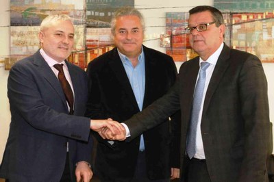 De izquierda a derecha, Xavier Grau, Enric Ticó y Martínez Donoso entrelazan sus manos tras rubricar el convenio