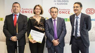 Encarna Peláez, ganadora de la anterior edición del concurso, con los responsables de la ONCE al recoger su premio