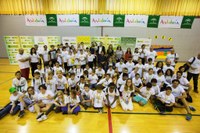 Escolares, instructores y autoridades posan en la jornada de clausura de las anteriores Jornadas