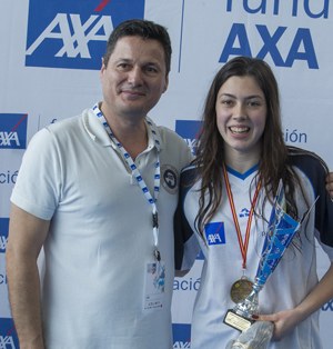 Eva Coronado, recogiendo sus galardones como primera clasificada en el Campeonato