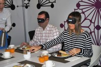 Experiencia de un almuerzo 'a ciegas' al sentarse a la mesa desprovistos de visión